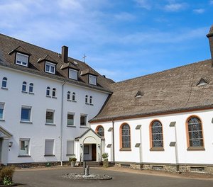 Vor 100 Jahren wurde der Grundstein für das Kloster Bruche gelegt. Als stationäres Hospiz erfüllt es heute eine wichtige Aufgabe in der regionalen Pflegelandschaft und trägt dabei den christlichen Geist des Ortes weiter. 